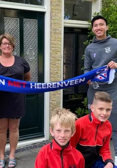 Văn Hậu bất ngờ xuất hiện trước cửa nhà khiến fan Heerenveen cảm kích