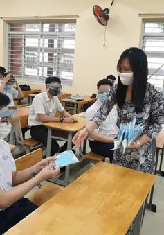 Học sinh đi học đeo khẩu trang, không nhất thiết phải đeo kính chắn giọt bắn