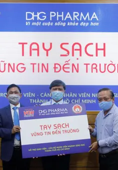 TP.HCM: Giáo viên tiểu học được DHG Pharma tài trợ gel rửa tay phòng dịch