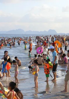 Cuối tuần, hàng chục ngàn người chen chân tắm biển Bãi Cháy
