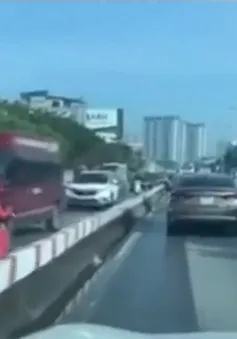 VIDEO: "Ninja" thản nhiên chở trẻ em đi ngược chiều giữa dòng xe ô tô