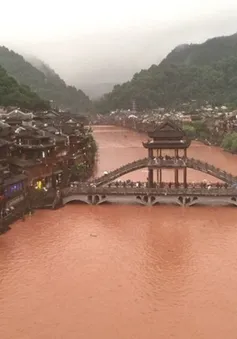 Phượng hoàng cổ trấn "chìm trong biển nước" do mưa lớn kéo dài