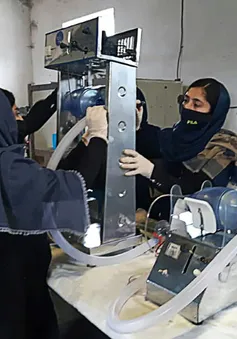 Nhóm nữ sinh tự chế tạo thành công máy thở tại Afghanistan
