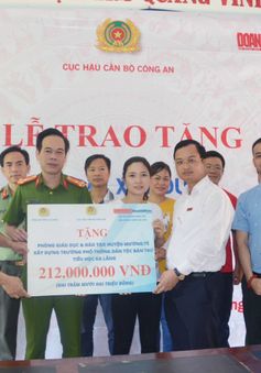 Trao tặng hơn 200 triệu đồng xây trường ở Mường Tè, Lai Châu