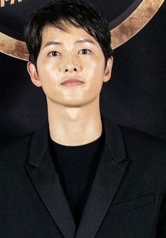 Song Joong Ki lần đầu tiên xuất hiện công khai sau loạt tin đồn tình ái