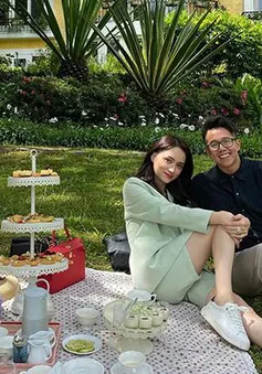 Hương Giang khoe ảnh hạnh phúc bên CEO người Singapore