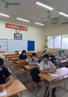 Thí sinh nghiêm túc chấp hành quy định giãn cách khi đến làm thủ tục thi tốt nghiệp THPT 2020