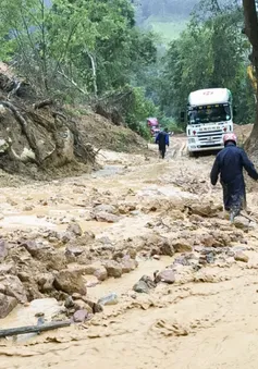 Mưa lũ gây ách tắc đường lên cửa khẩu Tây Trang