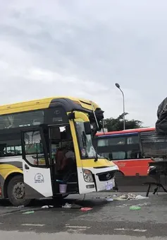Tông vào đuôi xe tải, tài xế xe khách giường nằm tử vong trên ghế lái