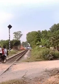 Vụ tàu hỏa đâm xe chở học sinh: Vì sao không có barrier và đèn tín hiệu?