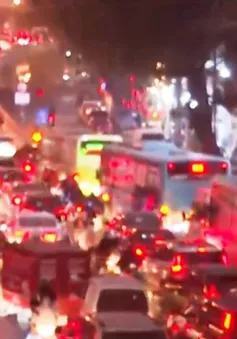 Vì sao lối dẫn lên cầu Chương Dương bị ùn tắc kéo dài vào giờ tan tầm?