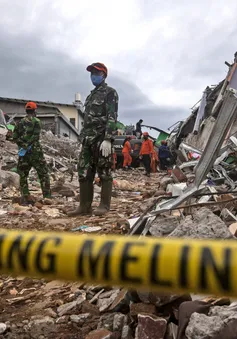 Indonesia chạy đua với thời gian để cứu hộ người bị mắc kẹt trong đống đổ nát sau động đất