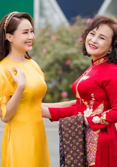 Hồng Diễm và "mẹ chồng" rạng ngời trong áo dài Tết