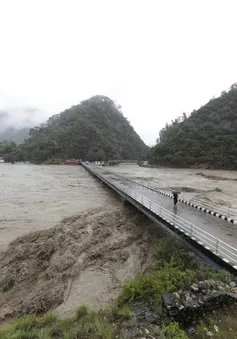 Lũ lụt, lở đất ở Ấn Độ và Nepal: Số nạn nhân thiệt mạng tăng lên ít nhất 180 người