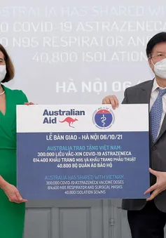 Bộ Y tế tiếp nhận thêm 300.000 liều vaccine COVID-19 và trang thiết bị chống dịch từ Australia