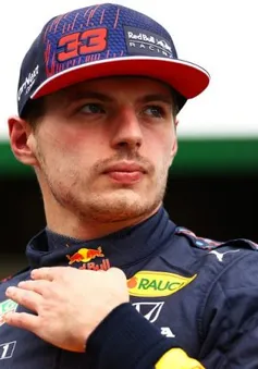 Max Verstappen bị phạt vì … sờ vào xe đối thủ