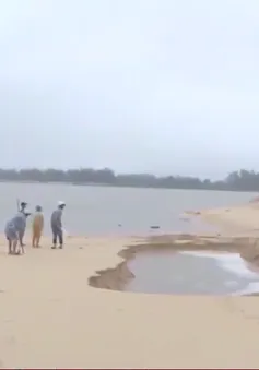 Ngư dân khơi thông cửa biển để cứu 200 tấn cá mú nuôi