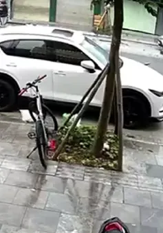Ô tô phóng nhanh tông bay 1 xe máy, 2 xe đạp điện rồi bỏ chạy