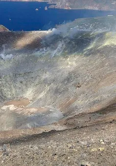 Hàng trăm người trên đảo Vulcano phải sơ tán tránh khí độc gây chết người của núi lửa