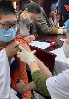 Hà Nội bắt đầu tiêm vaccine ngừa COVID-19 cho học sinh lớp 9