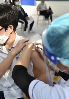 Hà Nội tiêm vaccine COVID-19 cho học sinh khối lớp 7-8