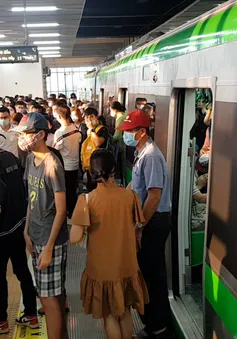 Người dân chen nhau trải nghiệm đường sắt Cát Linh - Hà Đông tiềm ẩn nguy cơ lây nhiễm dịch