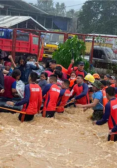 Bão Rai suy yếu sau khi đổ bộ vào Philippines