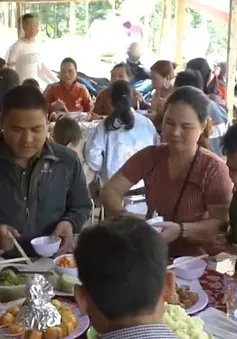 Mang Tết về cho vùng lũ Trà Leng