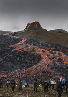 Người dân Iceland đổ xô đi xem núi lửa phun trào sau gần 800 năm