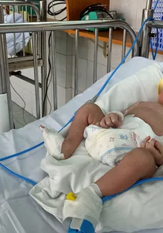 Bé trai sơ sinh bị bỏ rơi tại bệnh viện cần giúp đỡ