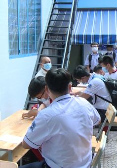 Thầy trò TP Hồ Chí Minh tăng tốc để kết thúc năm học sớm, học sinh lớp 5 hoàn thành bài thi cuối kỳ