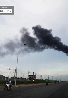 Dải khói đen dài hàng km trên bầu trời khiến người dân Vũng Tàu hoang mang