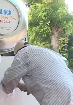 Ấm tình người ATM gạo miễn phí trong mùa dịch