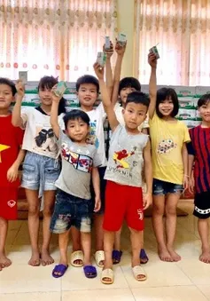 Quỹ sữa Vươn cao Việt Nam mang lại nụ cười hạnh phúc cho trẻ thơ trong mùa dịch