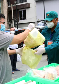 Người dân TP Hồ Chí Minh được công an, quân đội “đi chợ hộ”