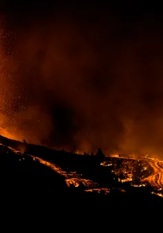 Dung nham núi lửa một lần nữa phun trào, sân bay ở quần đảo Canaria tiếp tục đóng cửa