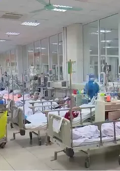 Tết Dương lịch bận rộn của các bác sĩ trong khu điều trị F0