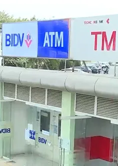 Lần đầu tiên giao dịch rút tiền qua ATM giảm