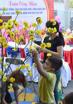 Mang không khí Tết cho con em công nhân nơi từng là tâm dịch