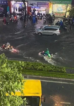 Áp thấp nhiệt đới gây mưa lớn kéo dài, ngập úng diện rộng tại miền Trung