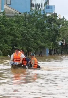 Nhiều tuyến đường tại Thừa Thiên Huế bị ngập sâu trong nước