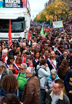 Người biểu tình tuần hành ở Paris trong bối cảnh thiếu nhiên liệu và lạm phát