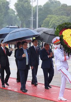 Đại biểu dự Kỳ họp thứ 4, Quốc hội khóa XV vào Lăng viếng Chủ tịch Hồ Chí Minh