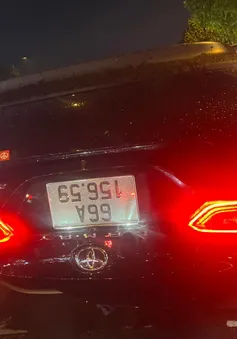 Tài xế có biểu hiện say xỉn lái ô tô tông xe máy rồi lật ngửa trên đường