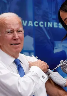 Tổng thống Mỹ Biden tiêm mũi vaccine COVID-19 tăng cường phiên bản cập nhật