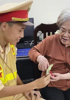 Cảnh sát giao thông đưa cụ bà bị lạc về nhà an toàn