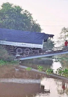 Xe tải chở gạo làm sập cầu tải trọng 5 tấn