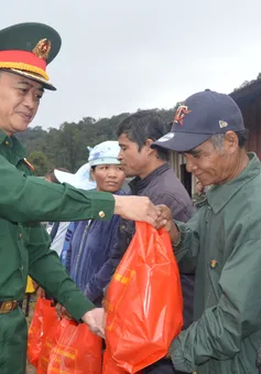 Quảng Nam: Thăm, tặng quà, khám bệnh cấp thuốc cho nhân dân các bộ tộc Lào