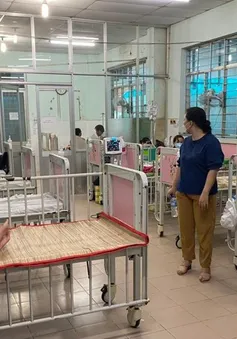 16 học sinh đau bụng, nôn ói sau khi ăn bánh, dưa hấu và uống sữa