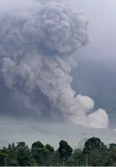 Indonesia sơ tán hàng nghìn người khi núi lửa Semeru phun trào trên đảo Java